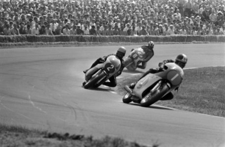 Races in de 350 cc klasse, v.l.n.r. Giacomo Agostini (Ita) (nr. 1), Renzo Paso…, Bestanddeelnr 923-6296