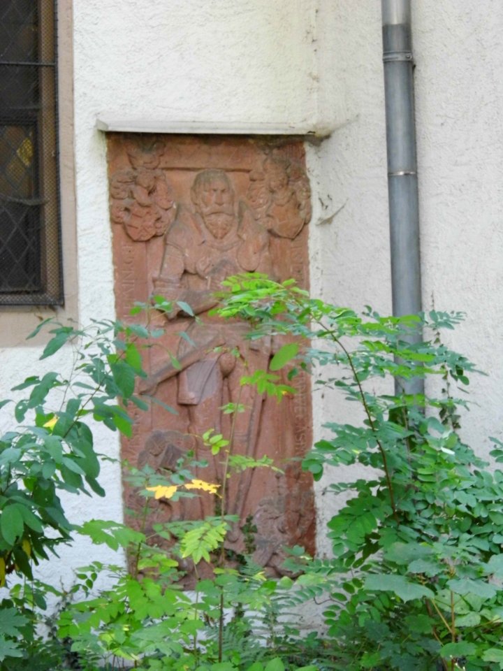 Rödelheim, St. Cyriakus-Kirche, Rittergrab (1)