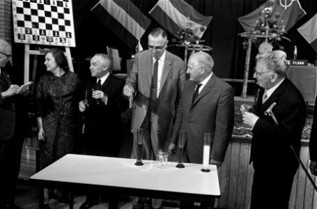 Réti Herdenkingstoernooi internationale schaakvierkamp. Loting met reageerbuis…, Bestanddeelnr 922-5953