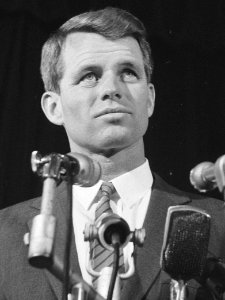 R. Kennedy . Persconferentie op Amerikaanse Ambassade, Bestanddeelnr 913-5675 (1)