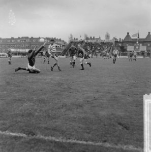 Radovic tijdens een duel met keeper Dronkers (Alkmaar), Bestanddeelnr 918-3891