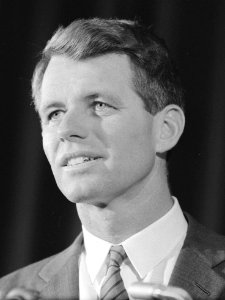 R. Kennedy . Persconferentie op Amerikaanse Ambassade, Bestanddeelnr 913-5679 (1)