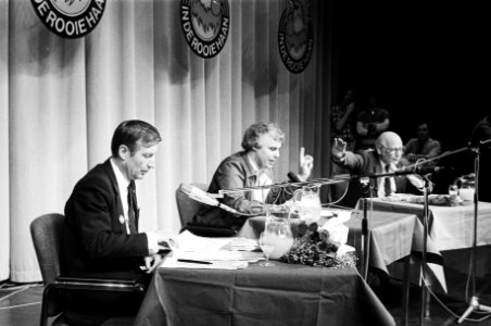 Radiodebat voor VARAs In de Rode Haan in Den Bosch tussen Van Agt en Den Uyl, discussieleider interrumpeert, Bestanddeelnr 931-4773
