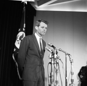 R. Kennedy . Persconferentie op Amerikaanse Ambassade, Bestanddeelnr 913-5676