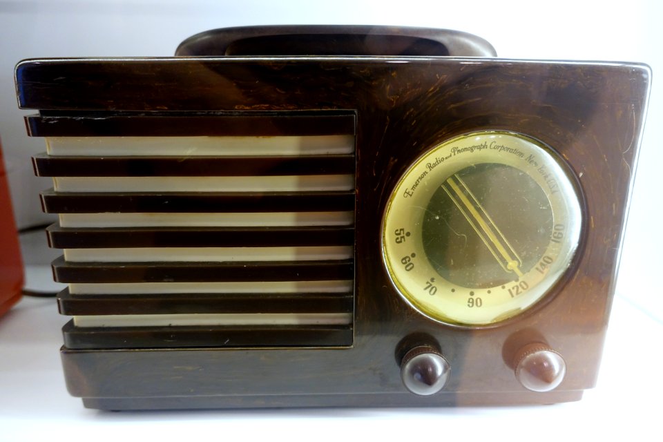 Radio Model 400 (FC-400) Aristocrat, Norman Bel Geddes, Emerson, Catalin case - Museum für Angewandte Kunst Köln - Cologne, Germany - DSC09463
