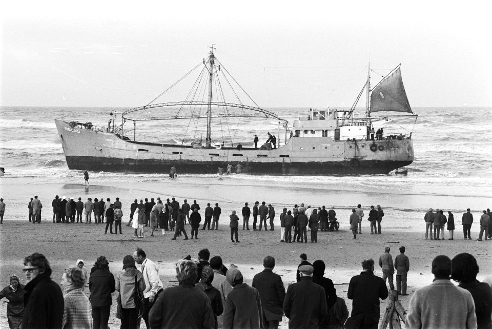 Radio-zendschip Radio Capitol is door storm gestrand bij Noordwijk veel belangs, Bestanddeelnr 924-0010