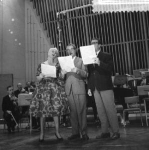 Radio-uitzending Uit ben je , vlnr Annie de Reuver, Marcel Thielemans en …, Bestanddeelnr 910-7934