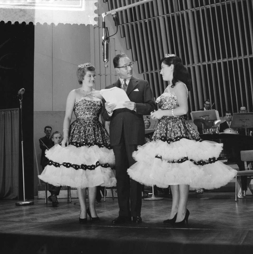 Radio-uitzending Uit ben je , de Dore Sisters in het midden Guus Oster, Bestanddeelnr 910-7930
