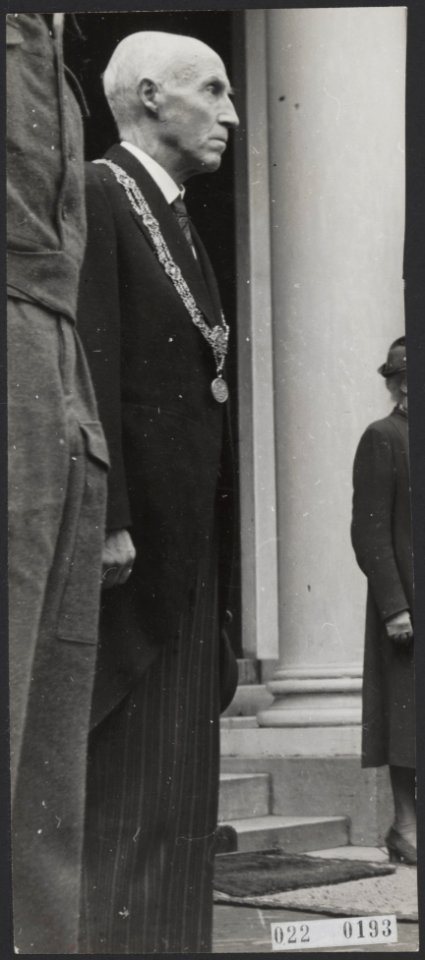 R. de Monchy, burgemeester van Den Haag, in afwachting van de terugkeer van koni, Bestanddeelnr 022-0193