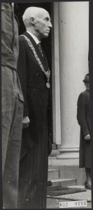R. de Monchy, burgemeester van Den Haag, in afwachting van de terugkeer van koni, Bestanddeelnr 022-0193