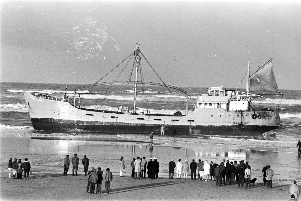 Radio-zendschip Radio Capitol is door storm gestrand bij Noordwijk, Bestanddeelnr 924-0011
