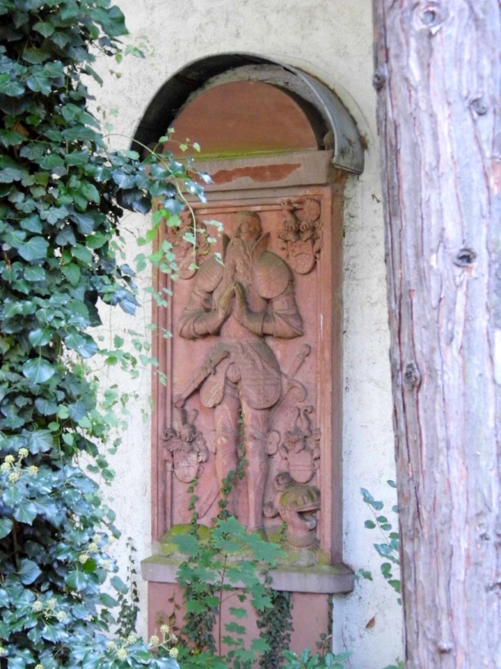 Rödelheim, St. Cyriakus-Kirche, Rittergrab (2)