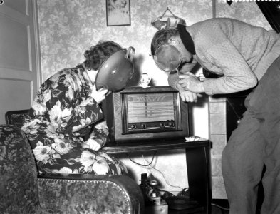 Radiowedstrijd tussen Keulen en Parijs, mensen met vergie voor het gezicht bij d, Bestanddeelnr 911-0473