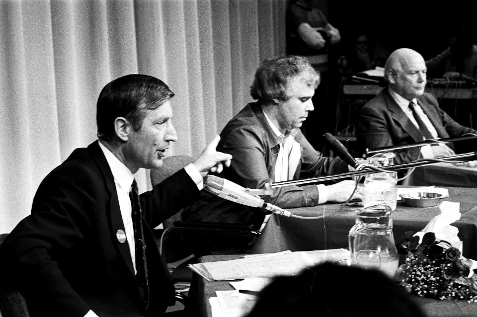 Radiodebat voor VARAs In de Rode Haan in Den Bosch tussen Van Agt en Den Uyl , Henk van Hoorn, Bestanddeelnr 931-4774