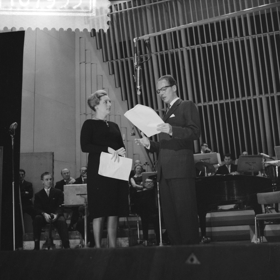 Radio-uitzending Uit ben je , Ank van de Moer (l) en Guus Oster (r), Bestanddeelnr 910-7933