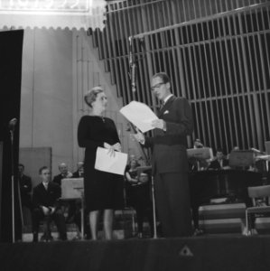 Radio-uitzending Uit ben je , Ank van de Moer (l) en Guus Oster (r), Bestanddeelnr 910-7933