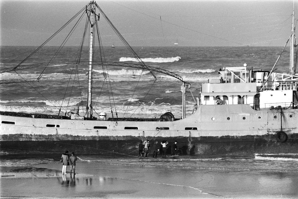 Radio-zendschip Radio Capitol is door storm gestrand bij Noordwijk, Bestanddeelnr 924-0014