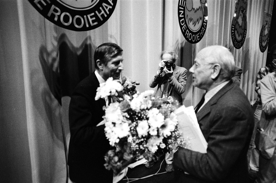 Radiodebat voor VARAs In de Rode Haan in Den Bosch tussen Van Agt en Den Uyl , met bloemen na afloop, Bestanddeelnr 931-4778