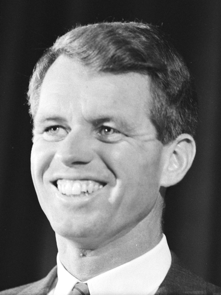 R. Kennedy . Persconferentie op Amerikaanse Ambassade, Bestanddeelnr 913-5673 (2)