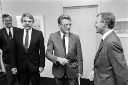 R. de Bakker, André van der Louw (voorzitter sectiebestuur betaald voetbal KNVB), Bestanddeelnr 934-4876