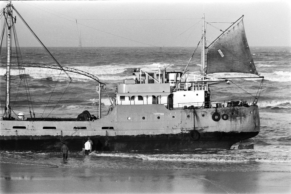 Radio-zendschip Radio Capitol is door storm gestrand bij Noordwijk, Bestanddeelnr 924-0012