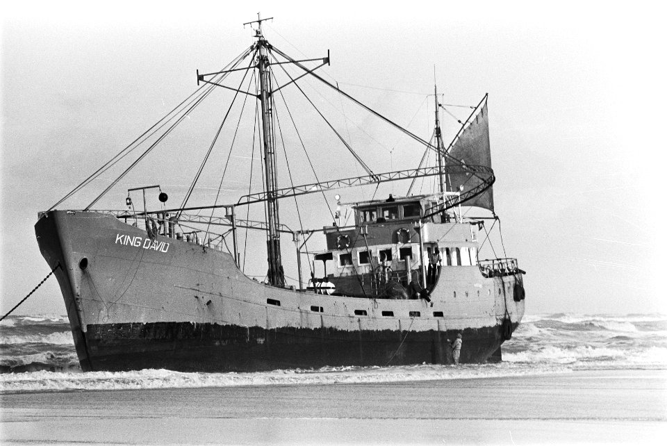 Radio-zendschip Radio Capitol is door storm gestrand bij Noordwijk, Bestanddeelnr 924-0013