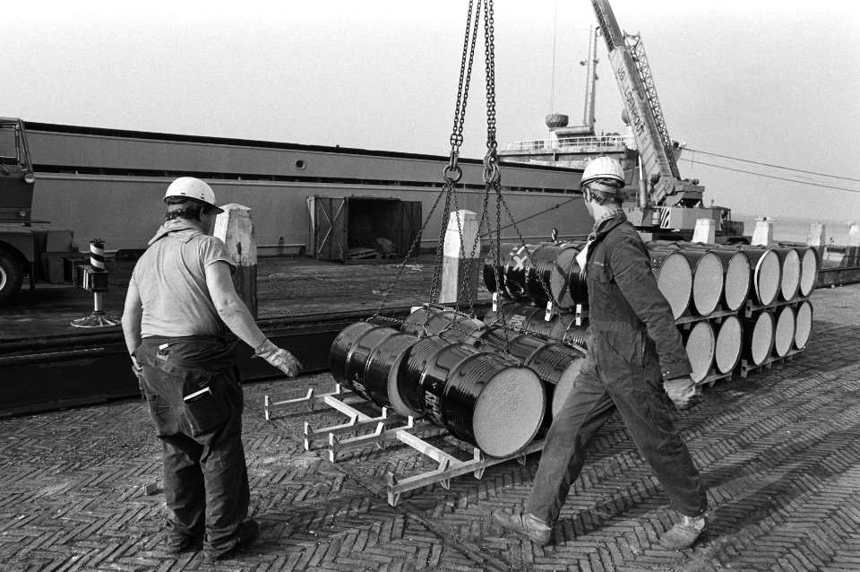 Radioactief afval uit Petten wordt ingescheept op de kade van IJmuiden, Bestanddeelnr 931-6578