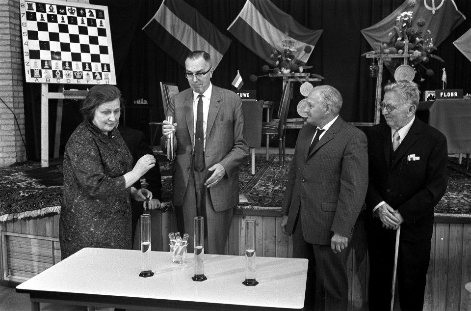 Réti Herdenkingstoernooi internationale schaakvierkamp. De loting door de wedu…, Bestanddeelnr 922-5949