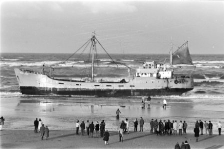 Radio-zendschip Radio Capitol is door storm gestrand bij Noordwijk, Bestanddeelnr 924-0015