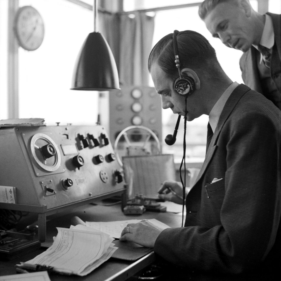 Radiocontact in de verkeerstoren op luchthaven Schiphol, Bestanddeelnr 254-2426