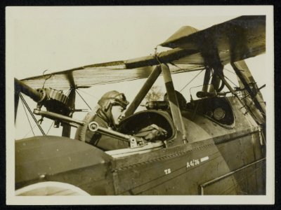 R.A.F. observer with his wireless transmitter to keep in touch with our guns, Bestanddeelnr 158-1376 photo