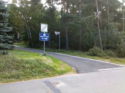 Radroute Berlin‒Leipzig in Zörnigall-Siedlung mit neuer Wegbefestigung einer Forstzufahrt in Hanglage im September 2017