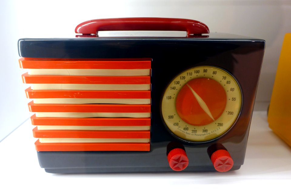 Radio Model 400 (FC-400), Norman Bel Geddes, Emerson, Catalin case - Museum für Angewandte Kunst Köln - Cologne, Germany - DSC09454