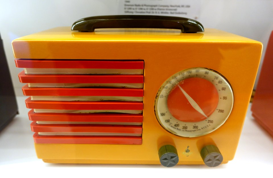 Radio Model 400 (FC-400), Norman Bel Geddes, Emerson, Catalin case - Museum für Angewandte Kunst Köln - Cologne, Germany - DSC09456