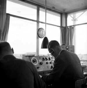 Radiocontact in de verkeerstoren op luchthaven Schiphol, Bestanddeelnr 254-2424