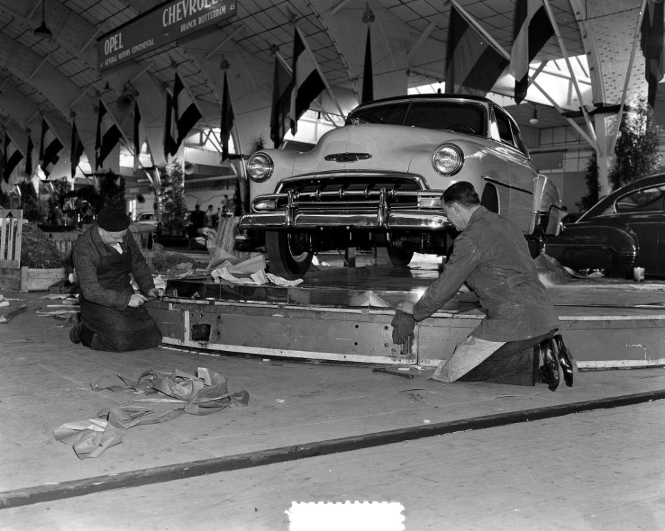 RAI automobieltentoonstelling (kleine jongen in auto), Bestanddeelnr 904-9865