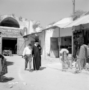 Ramle. Straatbeeld met winkels en winkelend publiek, waaronder een rabbijn. Rech, Bestanddeelnr 255-3868