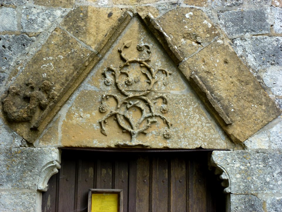 Raillicourt (Ardennes) église, sculpture au-dessus la porte