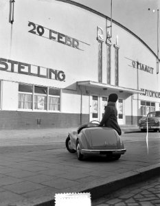 RAI automobieltentoonstelling (kleine jongen in auto), Bestanddeelnr 904-9863 photo