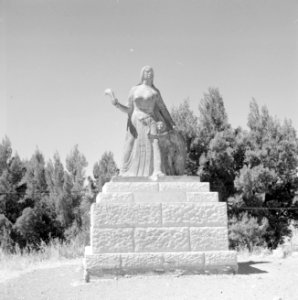 Ramat Rachel. Gedenkteken voorstellende de de Bijbelse figuur Rachel, een vrouw , Bestanddeelnr 255-3842