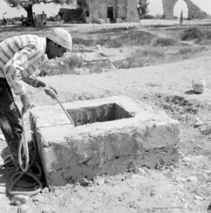 Ramle Een man is bezig water te putten uit de onder het terrein van de Witte Mo, Bestanddeelnr 255-3864