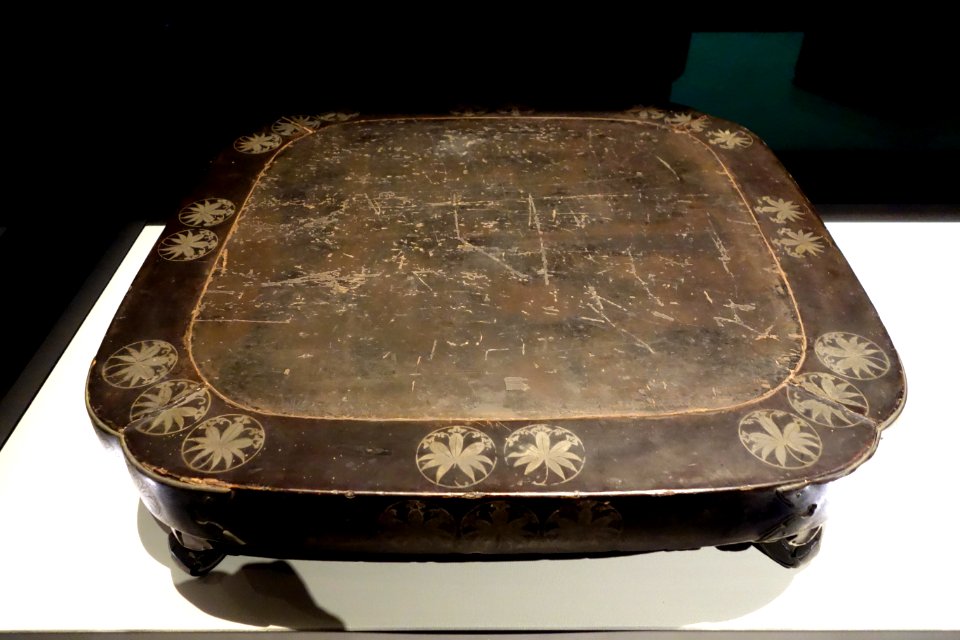 Raiban (Abbot's seat), Kamakura period, 13th century, gentian flower roundel design in maki-e lacquer - Tokyo National Museum - DSC05111