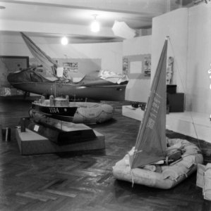 RAF-tentoonstelling in de Bijenkorf, Amsterdam, Bestanddeelnr 900-9500