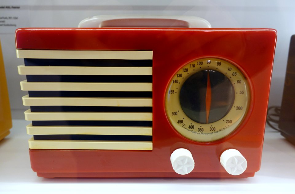 Radio Model 400 (FC-400) Patriot, Norman Bel Geddes, Emerson, Catalin case - Museum für Angewandte Kunst Köln - Cologne, Germany - DSC09461