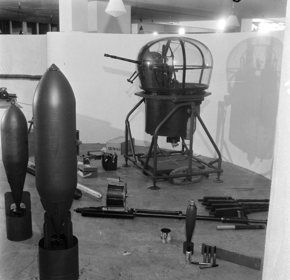 RAF-tentoonstelling in de Bijenkorf te Amsterdam, Bestanddeelnr 900-9488