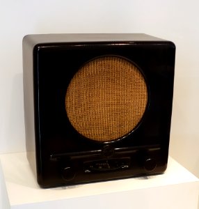 Radio receiver, Type DKE 38, Germany, 1938, phenolic resin, wool, cardboard, radio components - Germanisches Nationalmuseum - Nuremberg, Germany - DSC02386