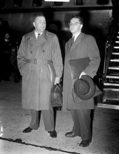 R. uit den Bogaard Kampen en W. Francel USA als Welfare Officier naar Korea, Bestanddeelnr 904-1984
