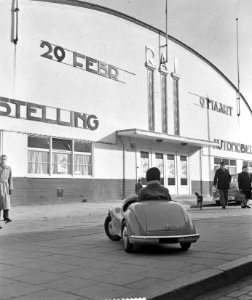 RAI automobieltentoonstelling (kleine jongen in auto), Bestanddeelnr 904-9862 photo