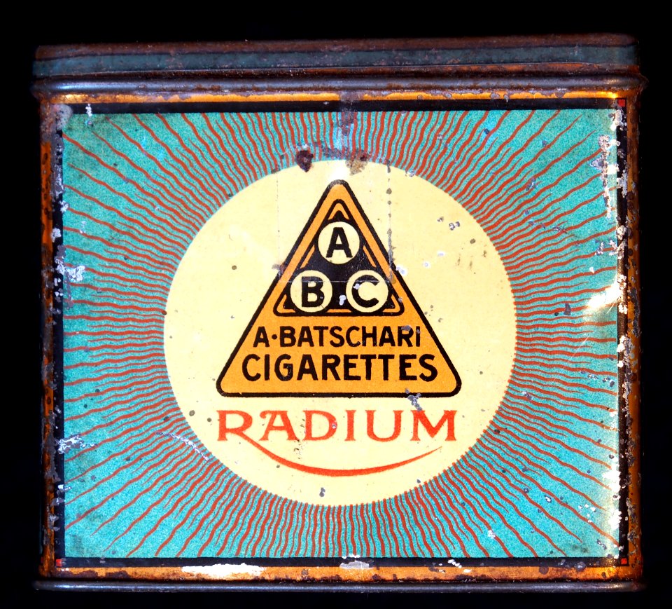 Radium cigarettes tin, front