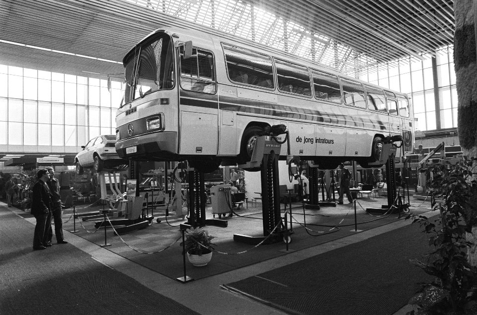 RAI autovak 1979 bus in zogenaamde wielgreeplift, Bestanddeelnr 930-1871